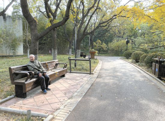 关注老年人：老年人活动场所还缺座椅