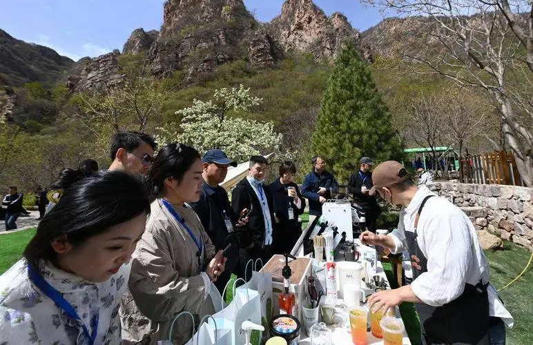 持续推动旅游市场恢复性增长，并迈向持续性繁荣